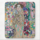 Posthumous Porträtt i Ria Munk av Gustav Klimt Musmatta<br><div class="desc">Posthumous Porträtt of Ria Munk (1918) av Gustav Klimt är en vintage av Viktorian Era Symbolism bra art porträtt. Den unga kvinnan i porträtt är Maria Munk som begick självmord den 28 december 1911, efter att författaren Hanns Heinz Ewers avbröt sin förlovning. När Klimt själv arbetade på porträtt dog och...</div>