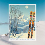 Postkort för Copper Mountain Colorado Ski-semester Vykort<br><div class="desc">Hej från de snöberg som Copper Mountain,  Colorado,  USA! Vi hoppas att du har en underbar skidsemester. Detta vykort har ett fantastiskt blått grått-bergslandskap med retro-skidbrädor i ett orange-stam mönster. Alla textfraser kan anpassas till kostym!</div>