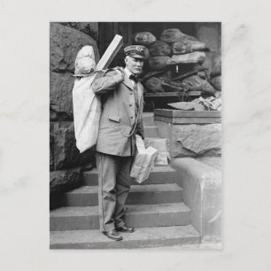 Postman vid postkontoret vykort