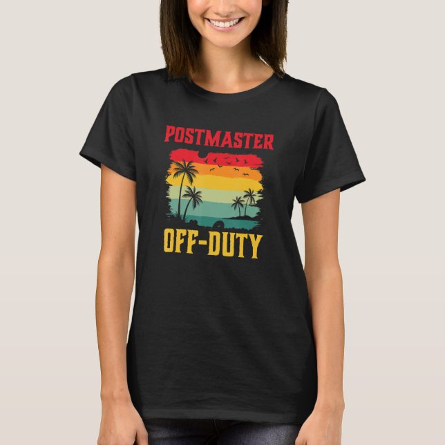 Postmaster on Helgdag off Duty Summer Break Outfi T Shirt (Framsida)