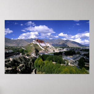 Potala Palace på bergskedja från en annan plats Poster