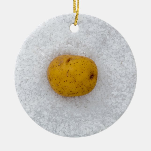Potatismakro som bakgrund med salt julgransprydnad keramik (Framsidan)