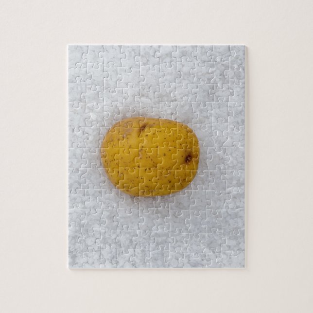 Potatismakro som bakgrund med salt pussel (Vertikal)