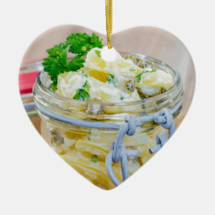 Potatissallad i burk på trä julgransprydnad keramik