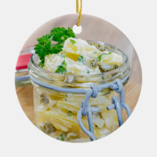 Potatissallad i burk på trä julgransprydnad keramik