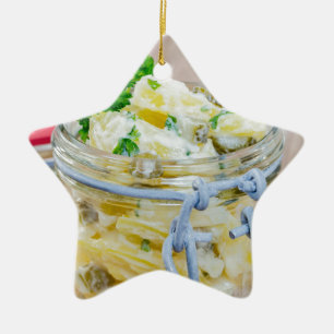 Potatissallad i burk på trä julgransprydnad keramik