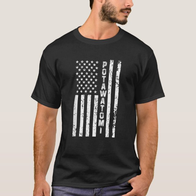 Potawatomi United Stater Patriotic American Flagga T Shirt (Framsida)
