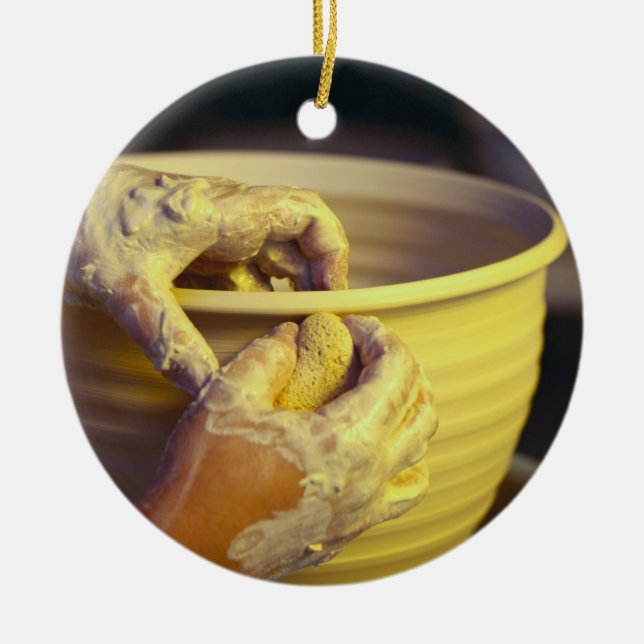 Potter händer som skapar 1 julgransprydnad keramik (Framsidan)