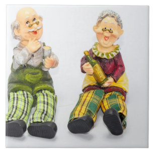 Potterifigurer av gammalt par som dricker vin kakelplatta