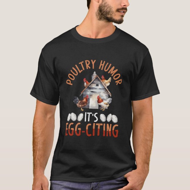Poultry Humor Its Egg-Citing Backprint Chicken T Shirt (Framsida)