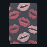 Pouty Lipstick Kiss Mönster iPad Mini Skydd<br><div class="desc">En lekfull och sömlös mönster med glansig läppstift-kyss skrivs ut i skuggor av rött och rosa på mörkens bakgrund - perfekt för mode,  tillbehör eller romantiskt temat design.</div>