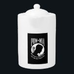 POW MIA Flagga: Soldater från Vietnam Krig saknas,<br><div class="desc">Mitt i Vietnam Krig har en nation längtat efter svar. Familjer i hela Amerika har hoppats på, desperat på att deras nära och kära saknas i handling. En kvinna, vars make var en marinpilot borttappad över Sydostasiens himmel, kände ett stort behov av en symbol, en visuell representation av nationens engagemang...</div>
