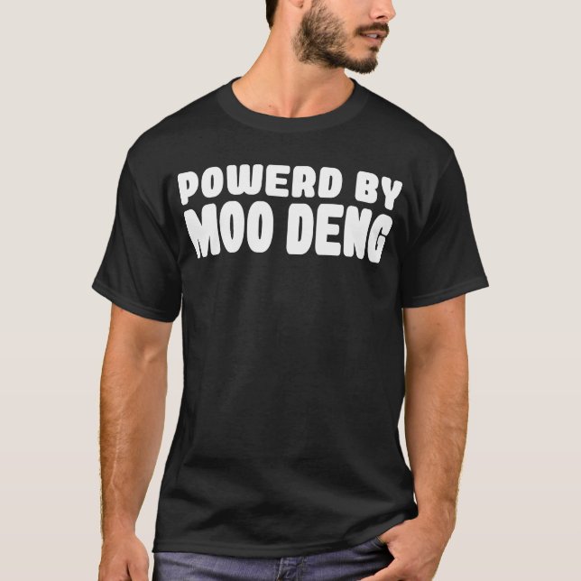 Powerd By Moo Deng  T Shirt (Framsida)