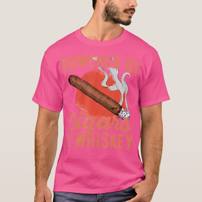 Powered By Cigars Whiskey For A Cigar Expert T Shirt (Framsida)