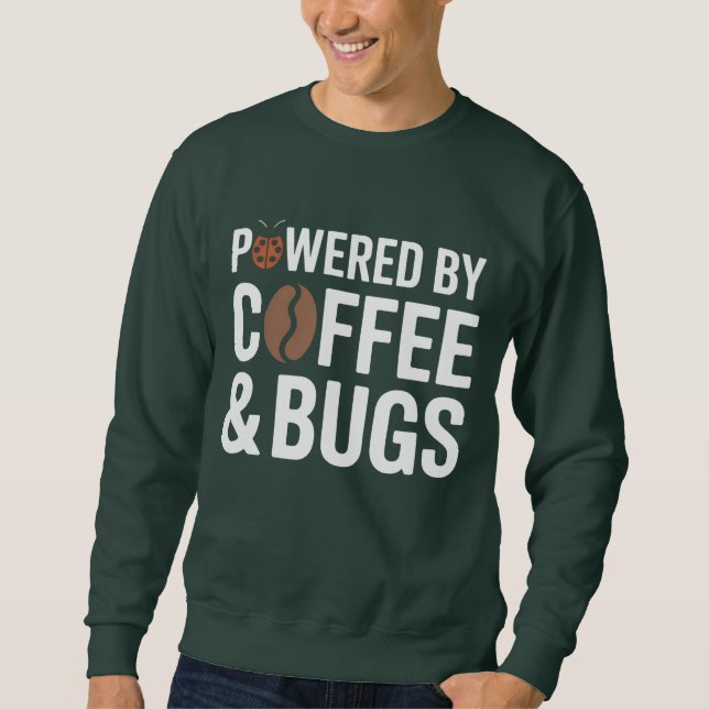 Powered by Coffee & Bugs T-Shirt | Developer Humor Lång Ärmad Tröja (Framsida)