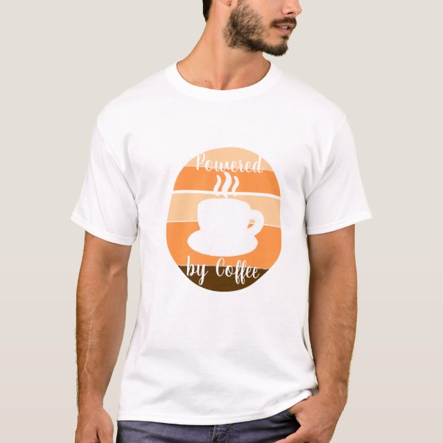 Powered by Coffee – Morning Motivation Desig T Shirt (Framsida)