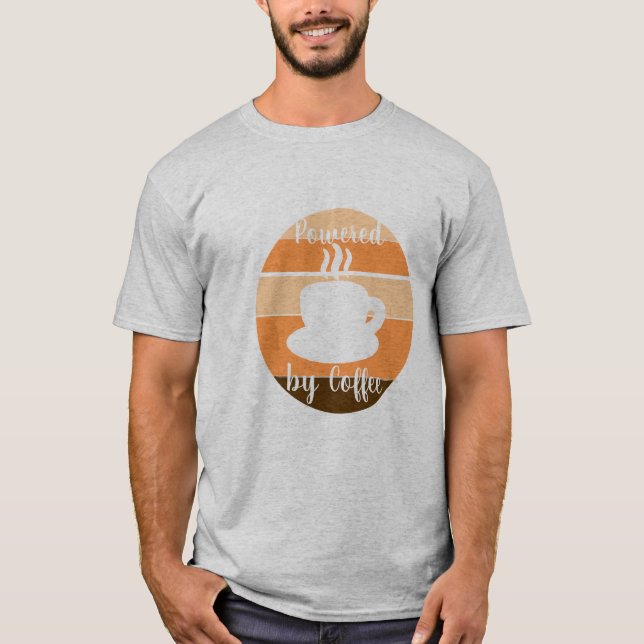 Powered by Coffee – Morning Motivation Desig T Shirt (Framsida)