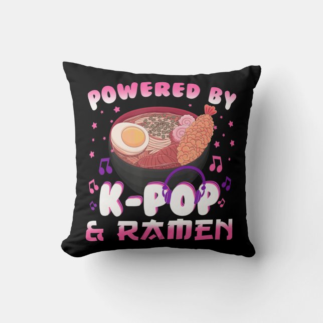 Powered by Kpop and Ramen Kpop Kawaii Anime Gift G Kudde (Framsida)