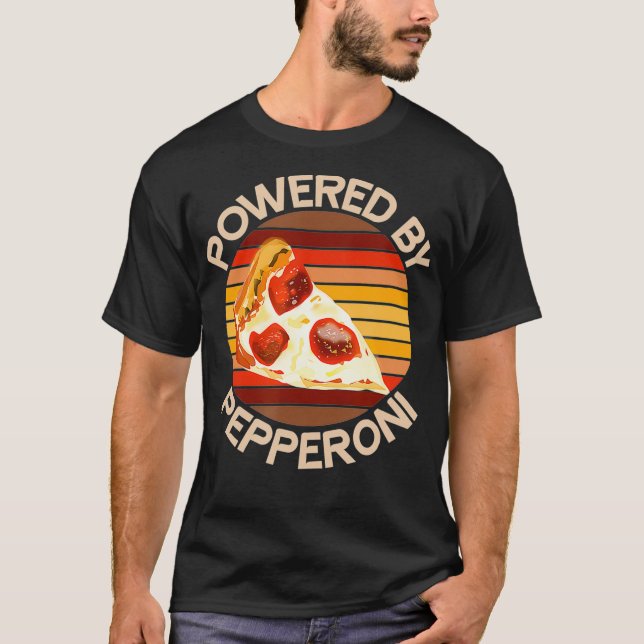 POWERED BY PEPPERONI Pizza Lover Funny Motivationa T Shirt (Framsida)