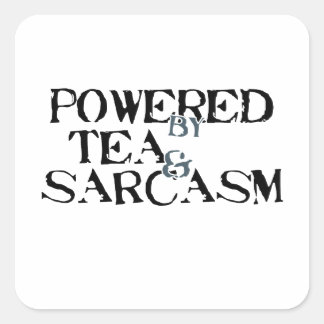 Powered by Tea & Sarcasm Fyrkantigt Klistermärke