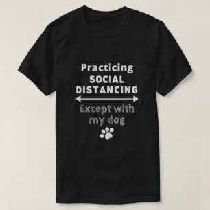 Practicerar Social Avstånd, förutom min Hund T Shirt