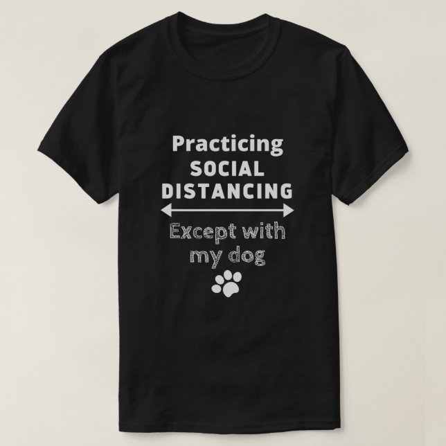 Practicerar Social Avstånd, förutom min Hund T Shirt (Design framsida)