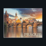 Prag, Tjeckiens vykort<br><div class="desc">Solnedgången skapar en andningsglöd över Vltava-floden och Charles Bridge på detta Pragvykort.</div>