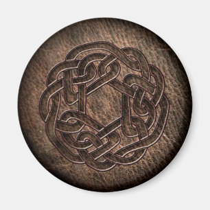 Präglad celtic prydnad på läder magnet