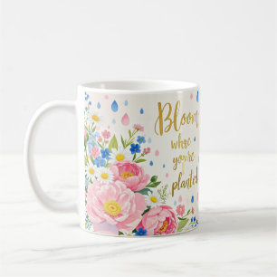 Präglad vattenfärgad bukett av peonier, daisy kaffemugg