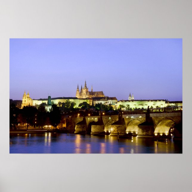 Prags slott och Charles Bridge i Dusk Poster (Framsidan)