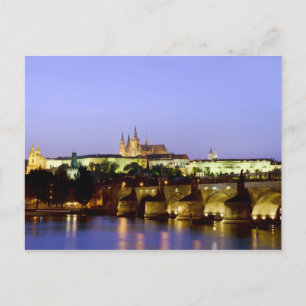 Prags slott och Charles Bridge i Dusk Vykort