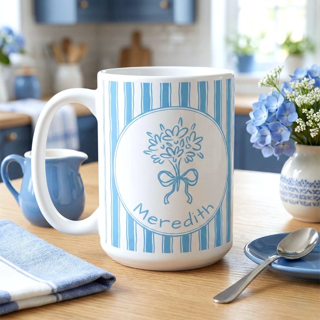 Praktfull blå-vit randig monogram i förprep-stil kaffemugg (Skapare uppladdad)