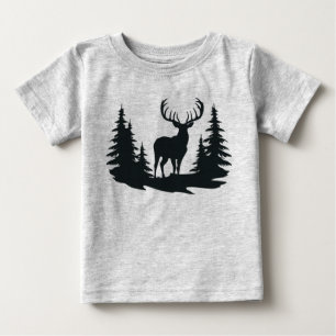 Praktfullt hjorthane bland tallar t shirt