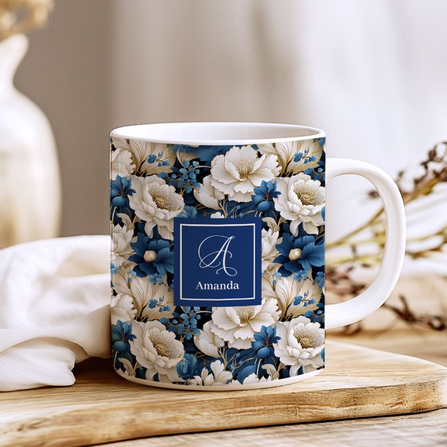 Praktiska marinblå blommor anpassad namn kaffemugg (Opulent Navy Blue Flowers Custom Name Coffee Mug)