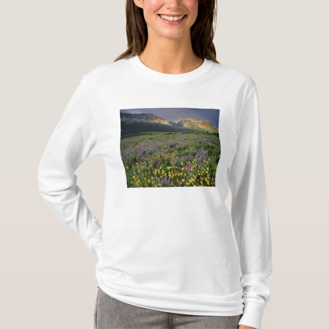 Prärieblommor fyller äng nära sjö tee shirt (Framsida)