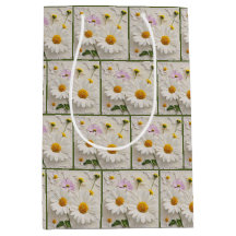 Prästkragar och kosmossblommor på sliten papper
