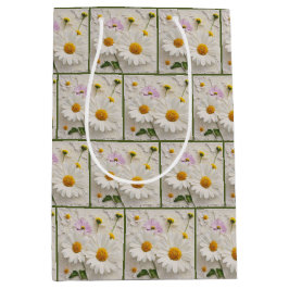 Prästkragar och kosmossblommor på sliten papper