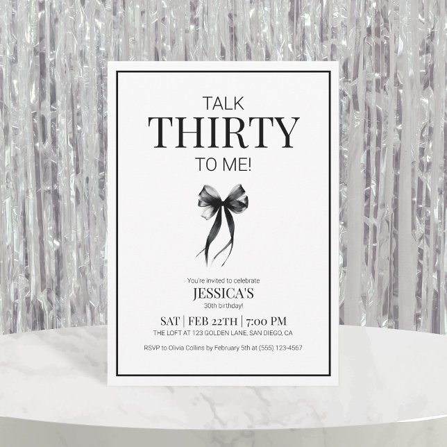 Prata 30 med 30 svarta och vita födelsedag inbjudningar (30th Birthday Talk Thirty to Me Black and White Invite)