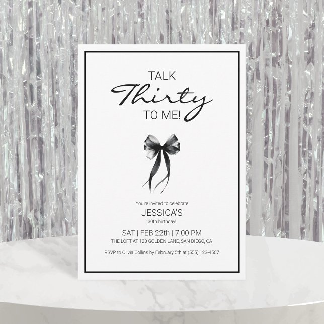 Prata 30 med 30 svarta och vita kupor inbjudningar (Talk 30 to Me Thirty Black and White Bow Birthday Invitation)