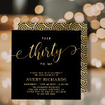 Prata 30 med Guld 30års födelsedag Inbjudningar<br><div class="desc">Elegant Chic Talk 30 to Me Script 30års födelsedag Call in Black and Guld. Den här moderna födelsedagsfest inbjudan-mallen innehåller snyggt "Talk Thirty To Me"-text i faux guld-folie med kort handskrivet kalligrafi (eller typografi)-skript med dekorerat svan, party-detaljer i guld färg mot svart bakgrund. Vid den omvända sidan av faux guld...</div>