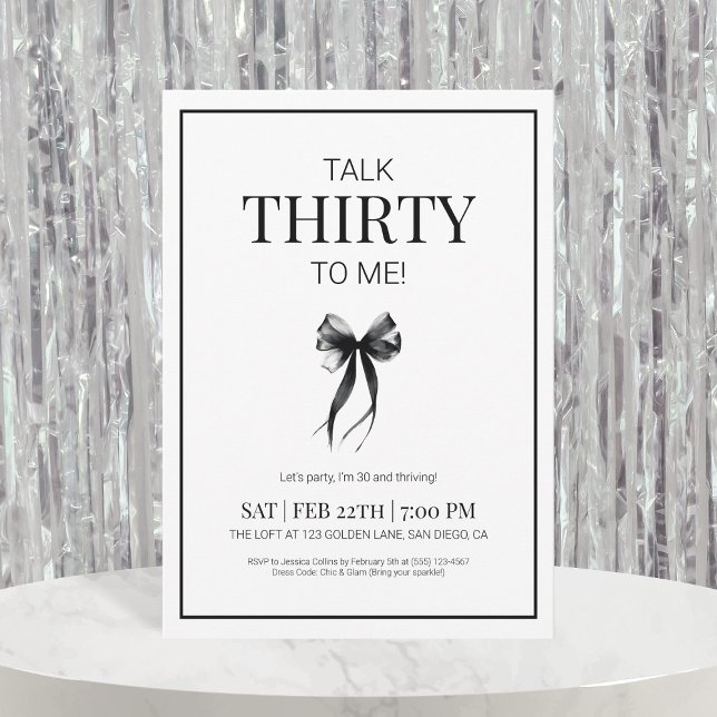 Prata 30 med svart och vit trettioårsjubileum inbjudningar (Talk 30 to Me Black and White Thirty Birthday Invitation)