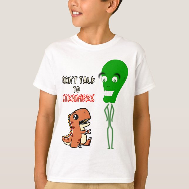Prata inte med främlingar, Alien med Cute Dinosaur T Shirt (Framsida)