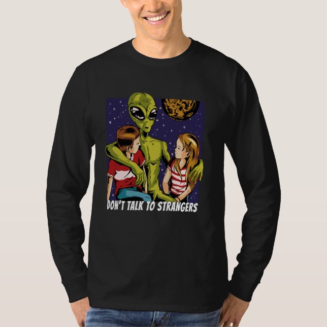 Prata inte med främlingar. Alien Stranger Roligt T Shirt (Framsida)