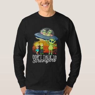 Prata inte med främlingar utanför det yttre landba t shirt