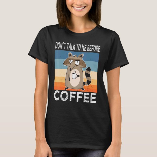 Prata inte med mig innan kaffe Raccoon Coffee Mugg T Shirt (Framsida)