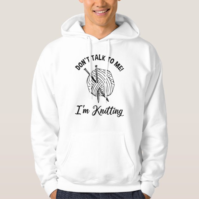 Prata inte med mig! Jag håller på Hoodie (Framsida)