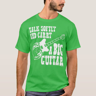 Prata mjukt och bär en stor Guitar White T Shirt