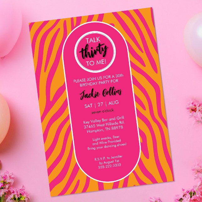 Prata trettio till mig Zebra Rand 30års födelsedag Inbjudningar (Talk thirty to me 30th birthday party invitation with pink and orange zebra stripes front)