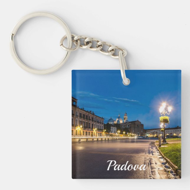 Prato della Valle nattetid i Padova, Italien (Framsidan)