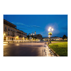 Prato della Valle nattetid i Padova, Italien Fototryck